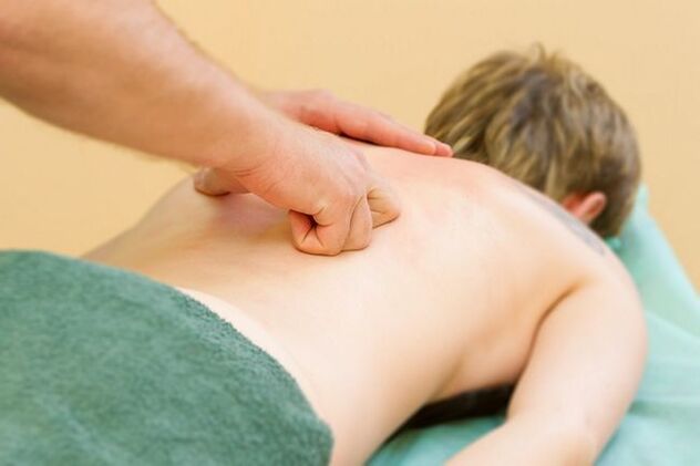 Após o exame, os especialistas prescrevem uma massagem especial para o tratamento da osteocondrose torácica.